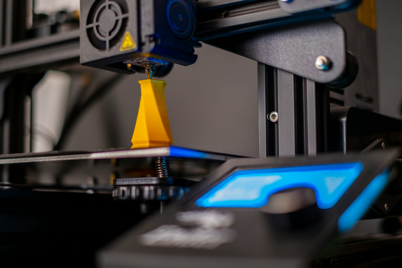 3D-Druck-Auftrag mit Bauteilen und Kalkulation in einer Werkstatt