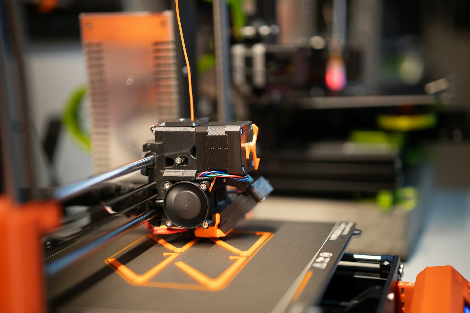 3D-Drucker in einer kleinen Werkstatt für ein Kleingewerbe