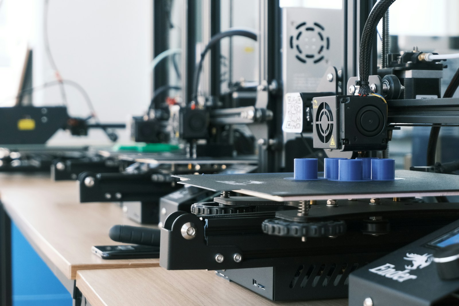 Mehrere 3D-Drucker in einer kleinen Druckfarm