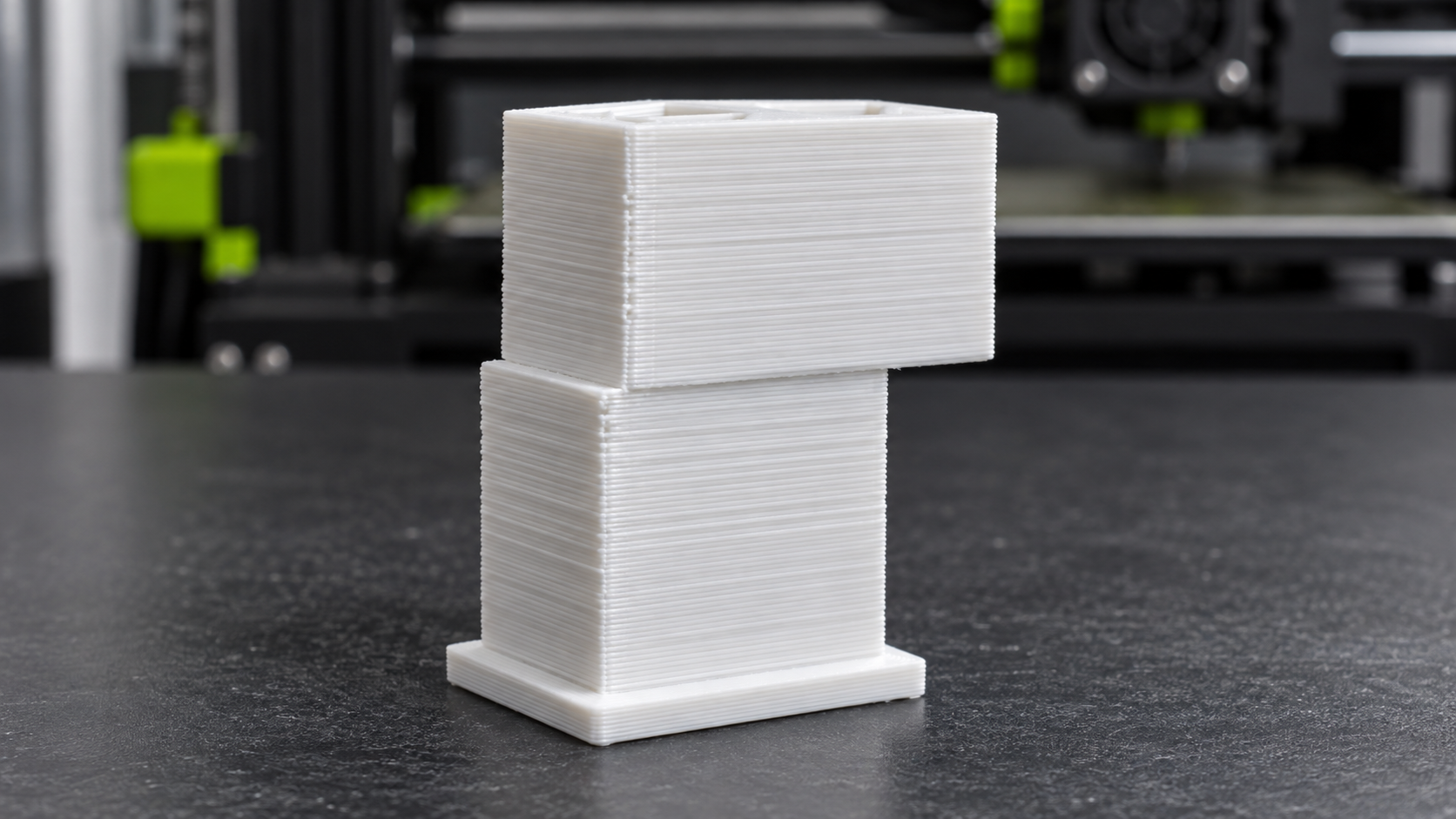 3D-Druck mit deutlich sichtbarem Layer Shift und seitlich versetzten Schichten