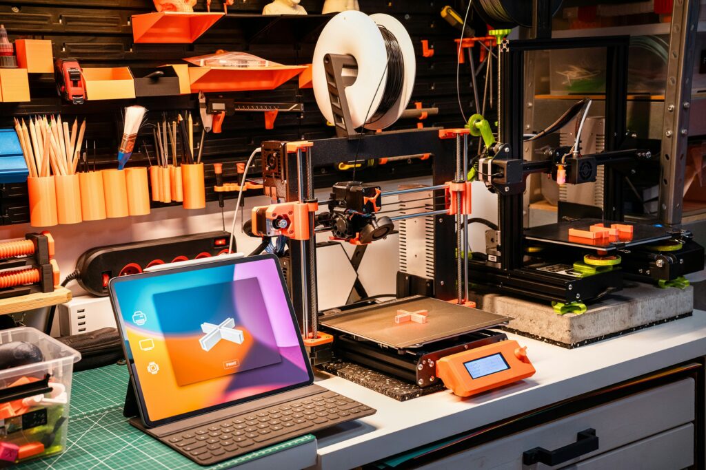 PLA trocknen: Filamentrolle und Ausrüstung in einer 3D-Druck-Werkstatt